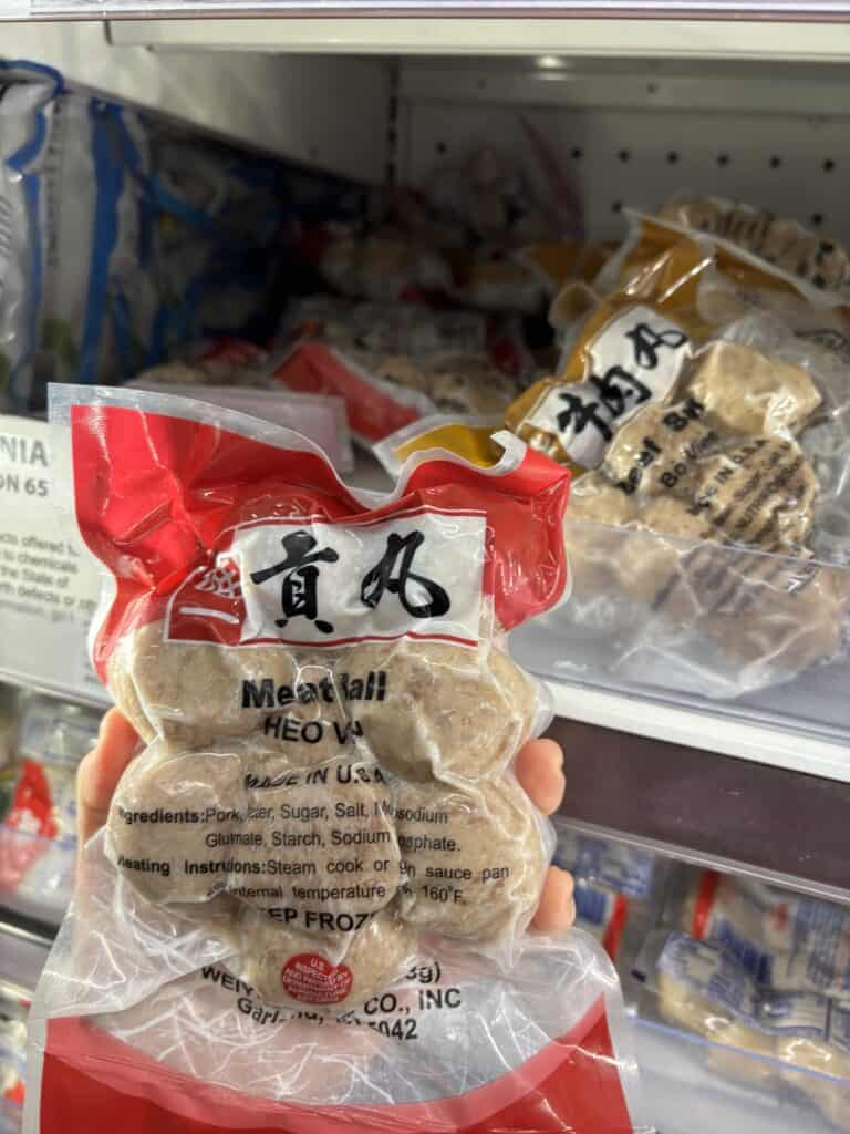 這是最像台灣吃到的貢丸，小小一包，裡面大概有9顆，很快就吃完了，大人小孩都很愛。另外，它還有牛肉丸、香菇貢丸等口味，也相當熱賣。